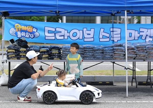 슈돌 도플갱어 가족, 드라이브스루 마켓서 캥거루 집업판매