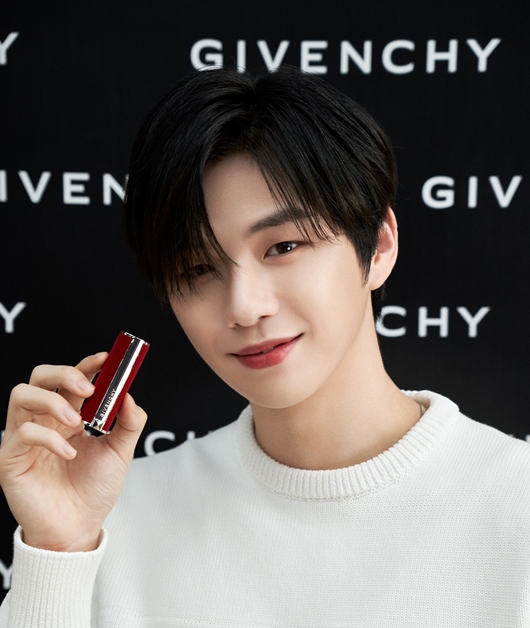 강다니엘, 지방시뷰티 영통 팬사인회 현장 공개 매혹 입술+루팡 눈빛
