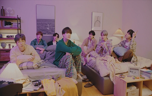 방탄소년단(BTS), 침대위 파자마차림 열창...Life Goes On 뮤비 전세계 열광