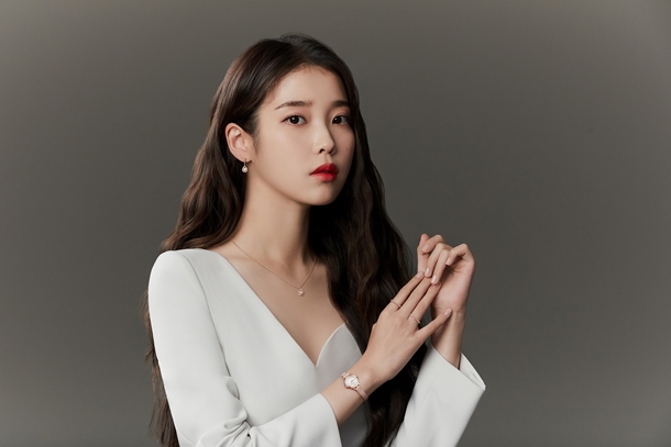 아이유, 팔색조 매력 메리 핑크마스 캠페인 공개
