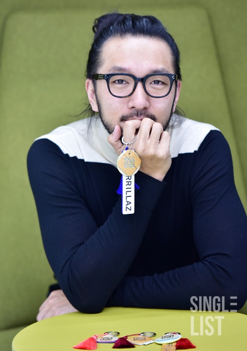 [포토] 게릴라즈 염정업 비닐장판도 훌륭한 소품