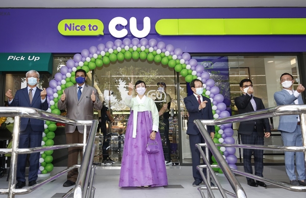 편의점 한일전! CU, 말레이시아 1호점 성황리 오픈