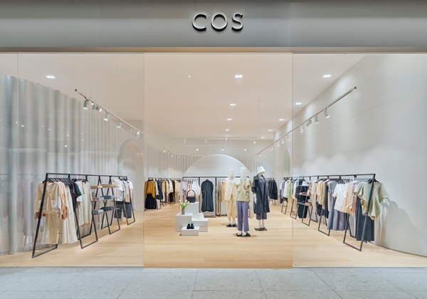 COS, 지속가능한 소재활용 현대 중동점 오픈