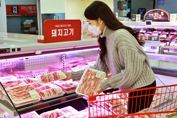 롯데마트, 삼겹살데이 맞아 돼지고기 최대 40% 할인