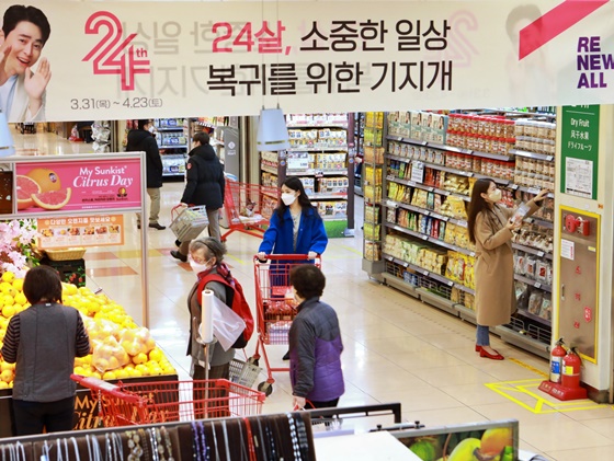롯데마트, 창립 24주년 행사...반값할인부터 경품증정