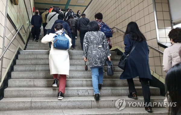 4호선 금정역~선바위 구간 단전…출근길 운행 지연