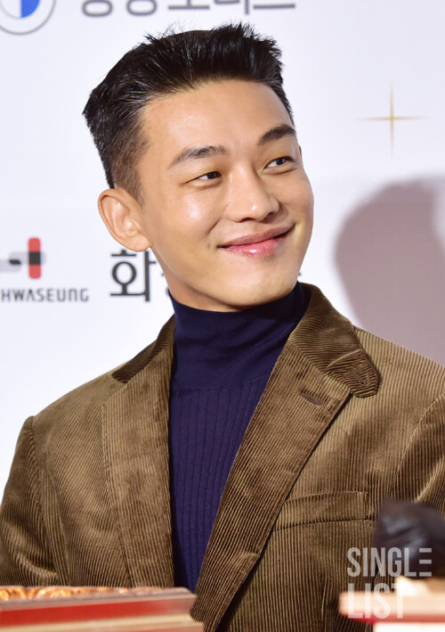 [27th BIFF] 유아인, 부일영화상 휘어잡은 위트있는 매력