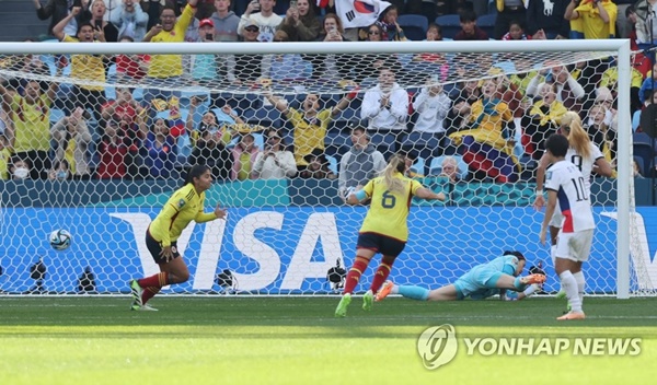 'PK실점+GK실책' 한국, 여자월드컵 콜롬비아전 전반전 0-2 리드 허용