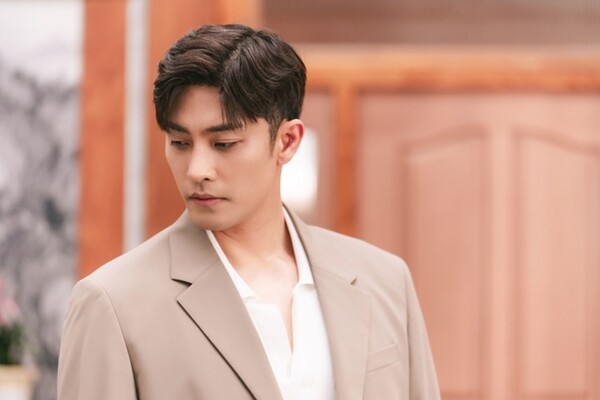'완벽한 결혼의 정석' 성훈, 시선 강탈 '대기업 창업주 손자' 변신
