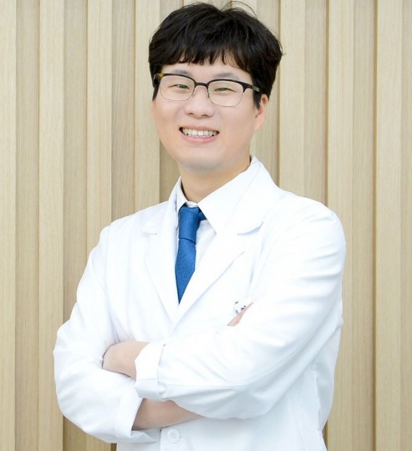 [건강칼럼] 어금니 임플란트 시술은 단단한 고정력이 핵심