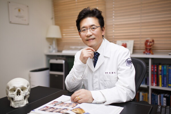 윤곽수술ㆍ턱 보형물로 인한 앞턱 처짐… 근육 올리는 재배치 수술로
