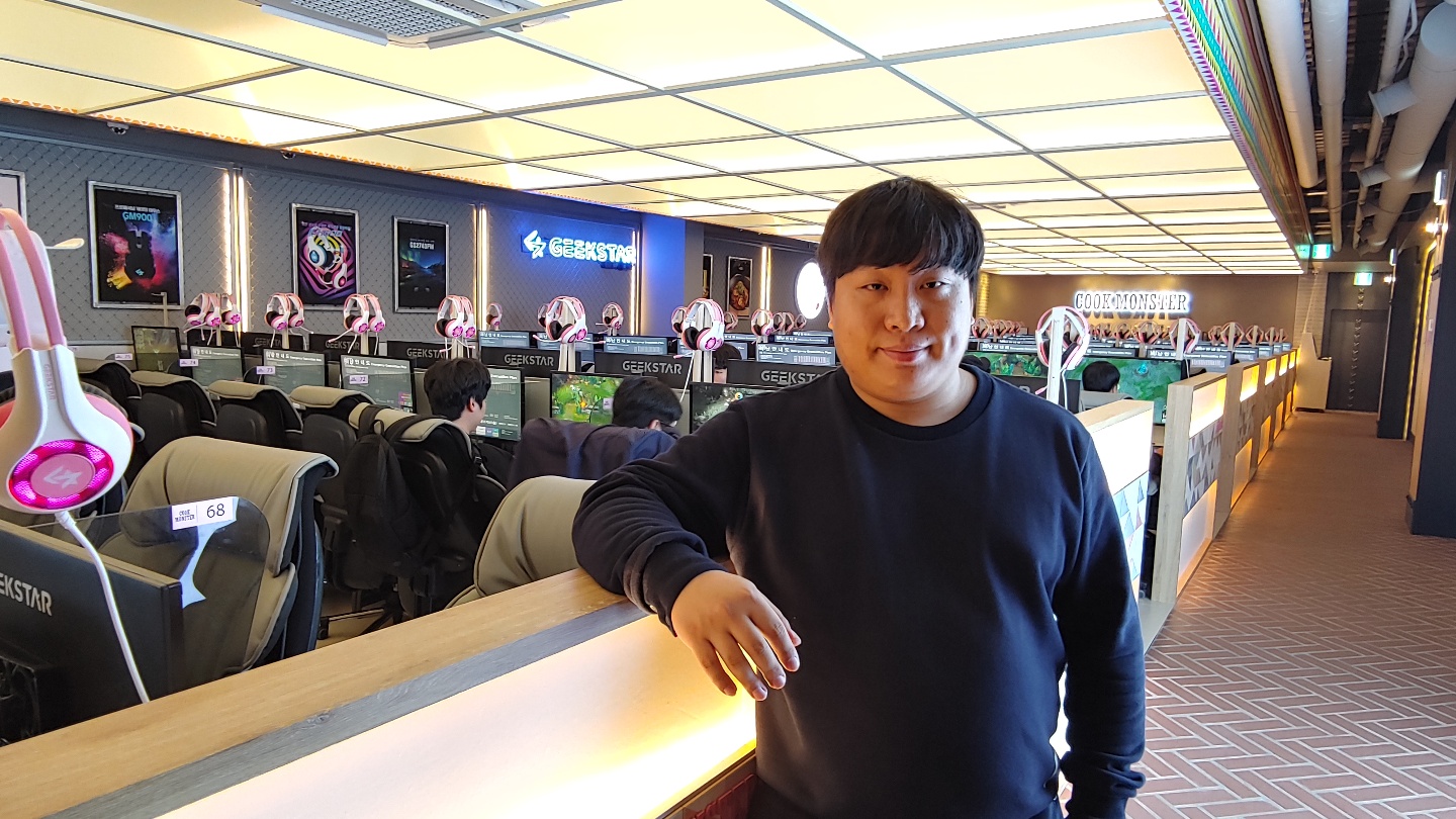 쿡몬스터 PC방, 셰프의 요리와 최고 사양 PC로 차별화