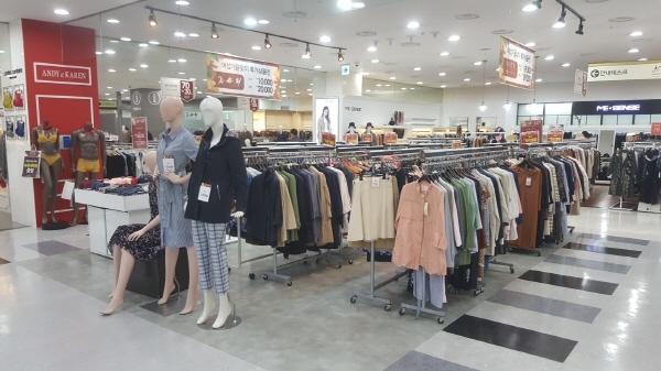 부쩍 쌀쌀해진 날씨 패션아일랜드 가을 정기세일 눈길
