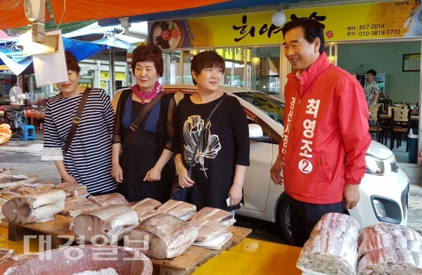 최영조 경산시장 후보, 경산 자인 전통시장서 집중 유세