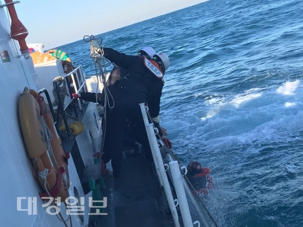 포항해경, 전복 침몰된 승선원 7명 전원 구조