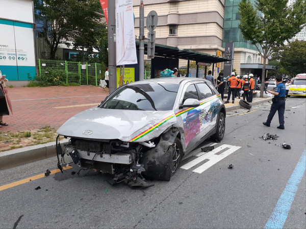 70대가 몬 전기차택시, 10중 추돌사고로 10명 다쳐…급발진 주장