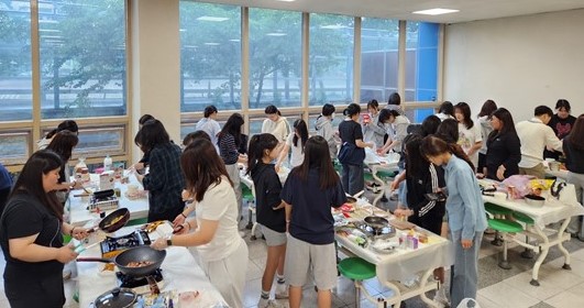 텐트 안에서 피어난 공동체의 사랑