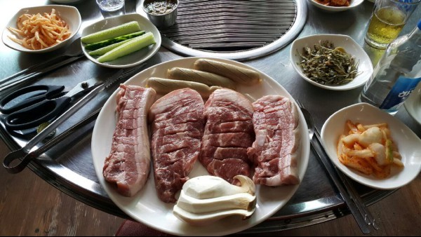 제주 서귀포시 중문 맛집 돈가득, 복분자를 뿌려 고기가 대신 취한 맛