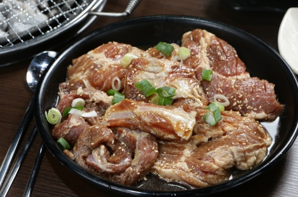 아산갈비집 갈비애드림 프리미엄 숯불돼지갈비를 무한리필로 제공해 관심