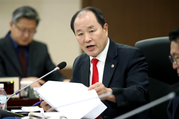 윤재상 인천시의원, 행감서 상수도사업본부에  송곳질의