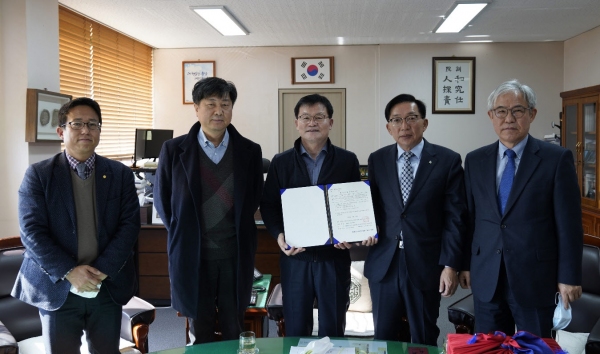 풍양조씨 종중, 충남역사문화연구원에 묵매도墨梅圖 기탁