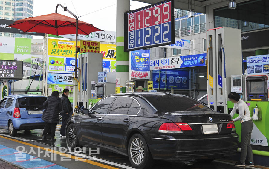 휘발윳값 14개월만에 최저… 1천200원대도 등장