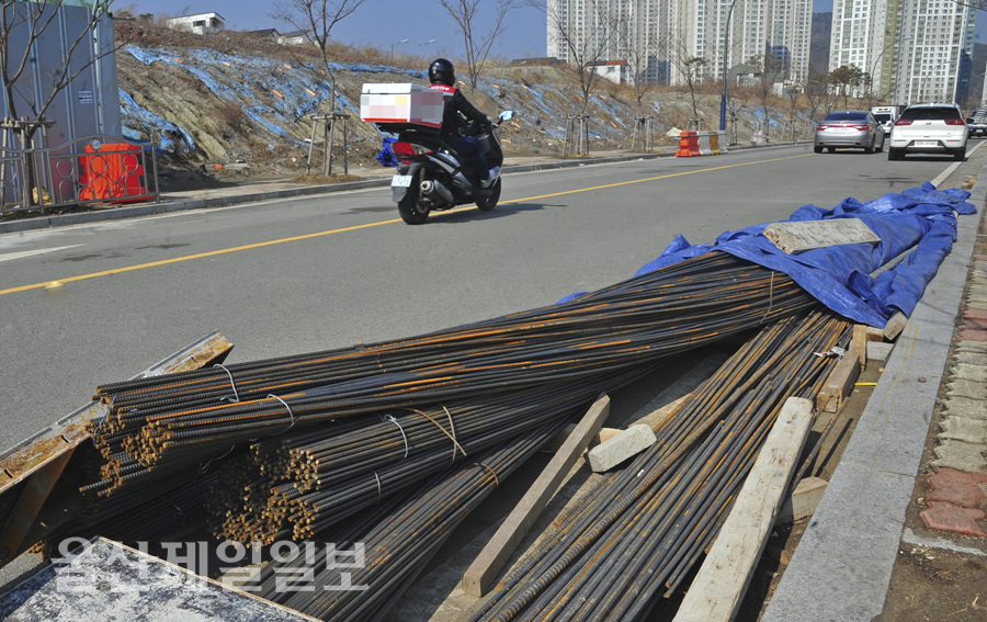 도로변에 공사자재 무단 방치