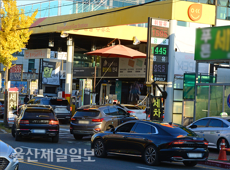유류세 인하 첫 주말… 울산 직영-알뜰주유소 북적