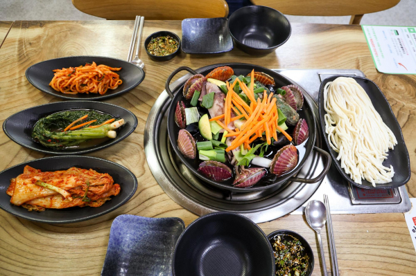 대부도 황금손칼국수 간장게장 2023 한국브랜드 소비가 평가 대상 1위 선정