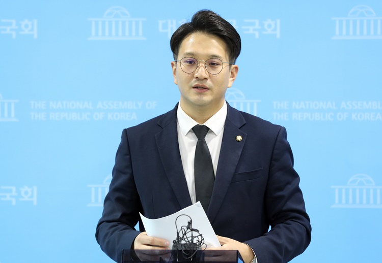 이상민 민주당 의원 거취 설왕설래