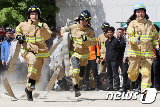 서울소방관들, 모래바람 일으키며 전력질주