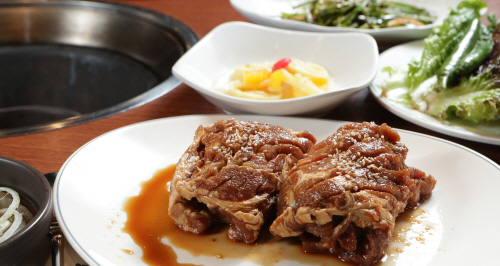 천안 백석동 맛집 덩더궁, 맛있는 소·돼지고기와 넓은 단체석 갖춘 연말 모임 장소로 예약 문의 이어져