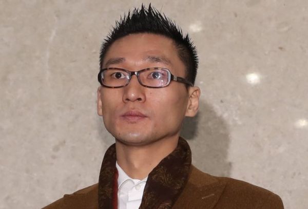 왕진진, 유흥업소에서 직원과 타퉈...경찰에 입건