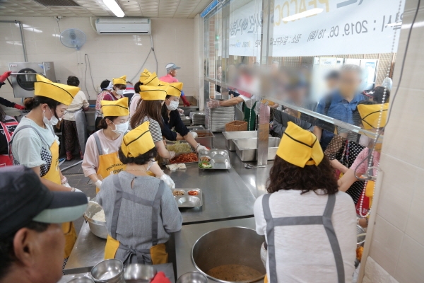 이마트 피코크 봉사단-대구광역시사회복지협의회, 배식봉사 실시