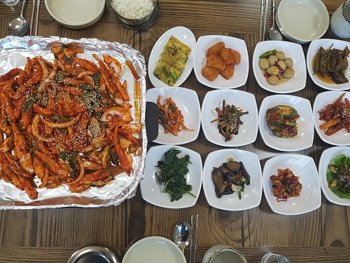 단양맛집 민아식당, 얼큰한 쏘가리매운탕과 더덕구이 정식…단양가볼만한곳으로 추천