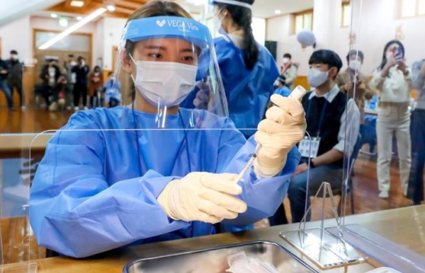 오늘부터 경찰 등 사회 필수인력 백신 접종 대상 확대