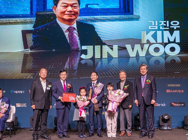 제1회 월드씨이오서밋어워즈 기업혁신 CEO부문 대상(중소기업)에 김진우 디에스메디칼 회장 수상
