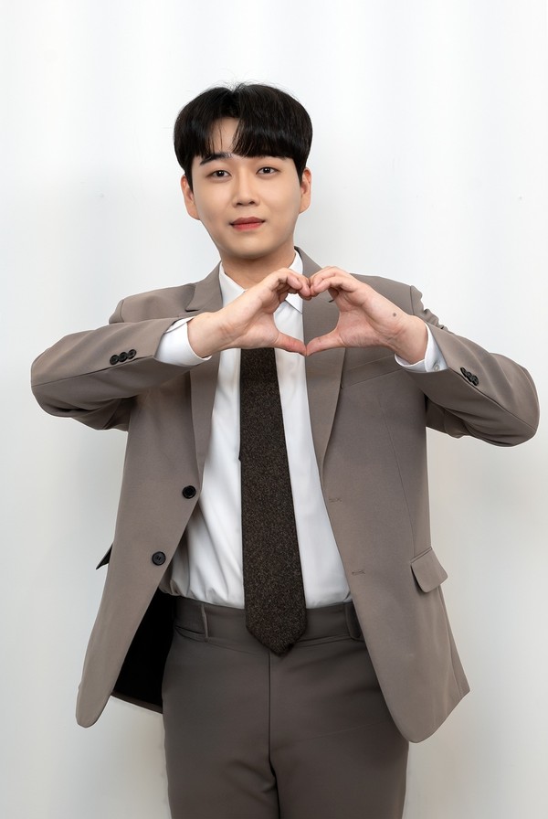 [강미숙의 스타톡] 황영웅, 신곡 <해바라기> 공개와 첫 광고 촬영 소식으로 화제 집중!