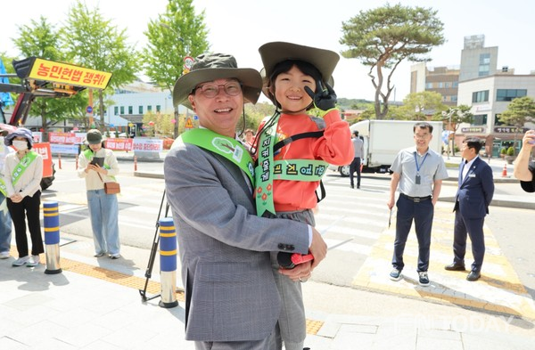 고창군, 고창보듬이나눔이어린이집...자연사랑 거리 캠페인 열어