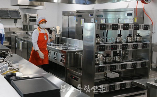 [지역경제탐방]지난달 문 연 서해안고속도로 부안고려청자휴게소 청자 잘 나가네