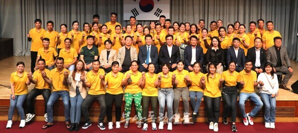 일손 부족 농가에 효자손 되길…베트남 계절근로자 50명 입국해