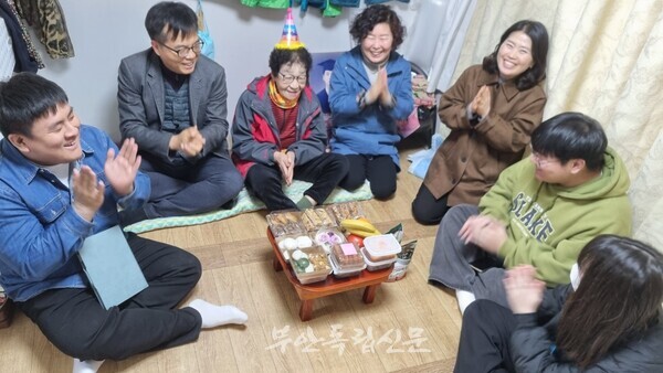 부안 변산면 지역사회보장협의체, 홀몸 어르신 온정 가득 생신상 전달