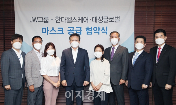JW홀딩스, 마스크 유통사업 본격화…1억5000만장 국내외 공급