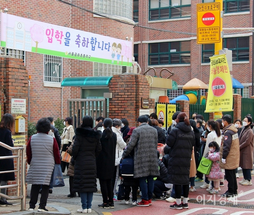 [이지경제의 한 컷] 아직 햇병아리 엄마의 손길이 필요합니다