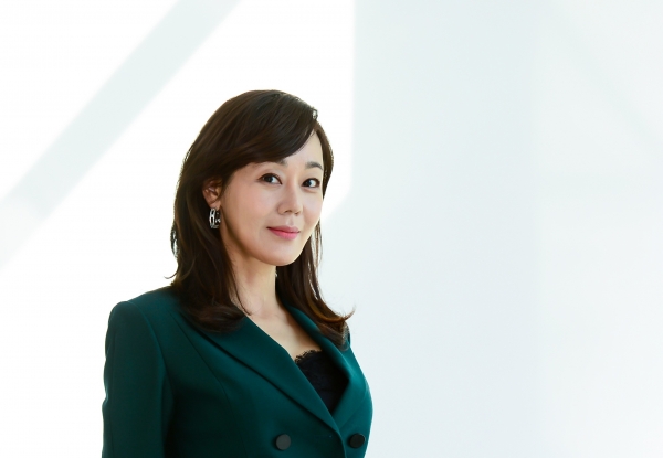 김윤진