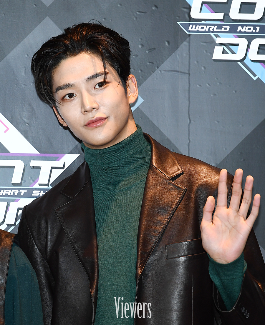 SF9 로운 올백 헤어 이기는 잘생김 [V포토]