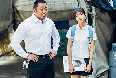 동네사람들 男배우 여고생들 200명과 촬영, 혼란의 도가니