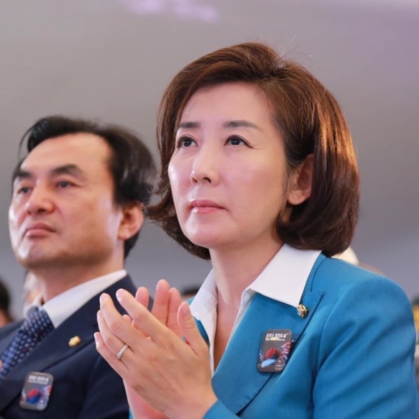나경원 아들 논문 청탁, 딸은 부정 입학 의혹…曺 저격 부메랑 되나
