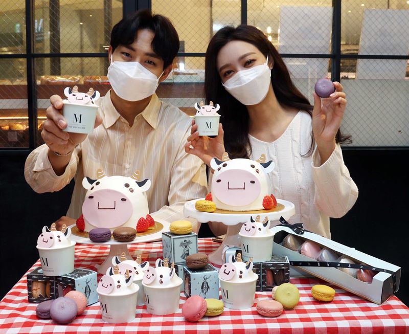 신세계, 신축년 맞이 소 캐릭터 상품…흰 소 케이크부터 마카롱까지
