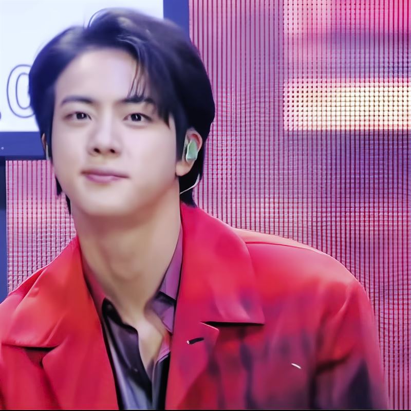 [BTS News] 방탄소년단 진, ‘월와핸’ 미모와 흔들림 없는 라이브…“천상계 아이돌”